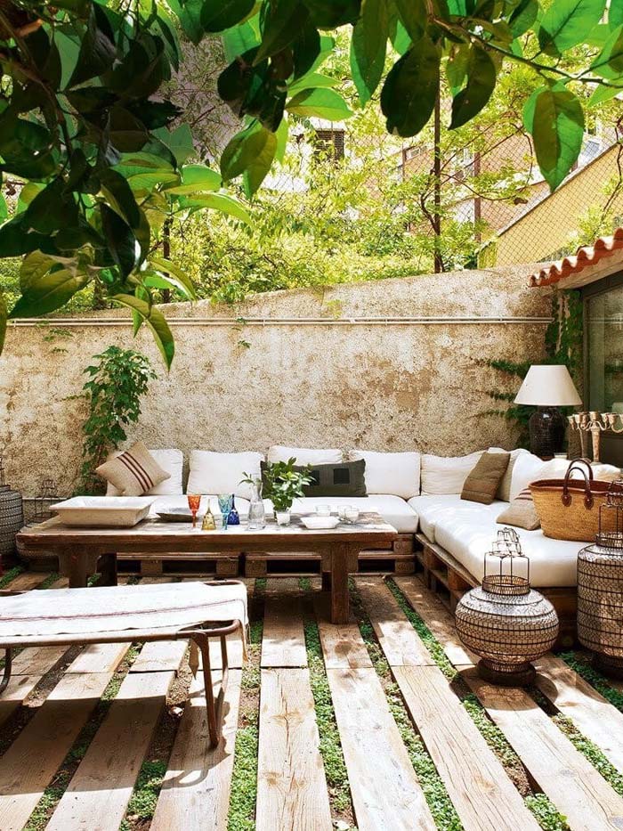 Outdoor Sectional Couch with an Indoor Feel #outdoorlivingspaces #decorhomeideas