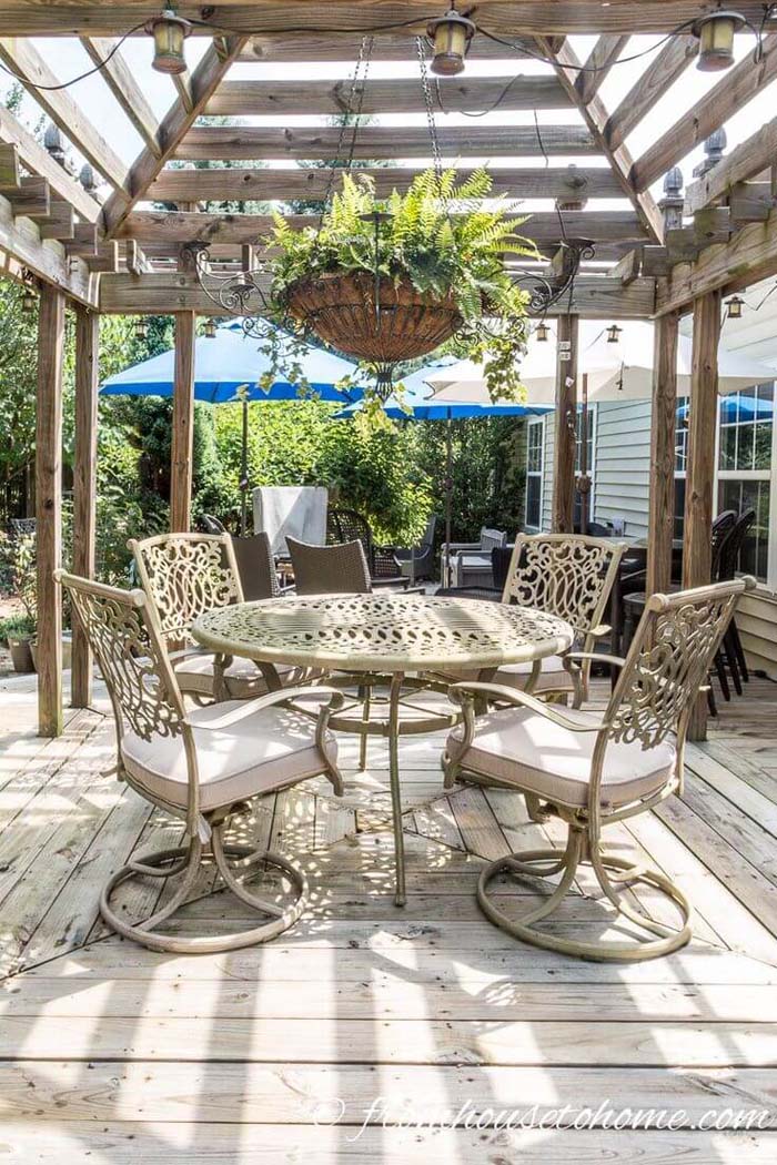 Oversized Round Table with Hanging Ferns #outdoorlivingspaces #decorhomeideas