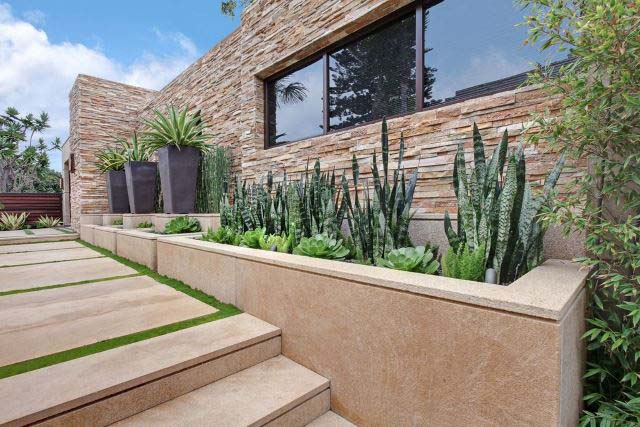 Plant Beds #desertlandscaping #inexpensive #decorhomeideas