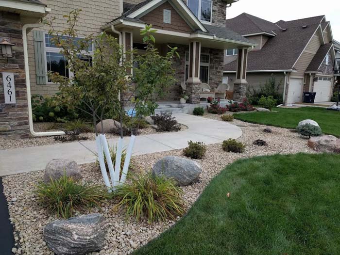 Random Large Boulders Situated in The Front Yard #rocksr #mulch #landscaping #decorhomeideas