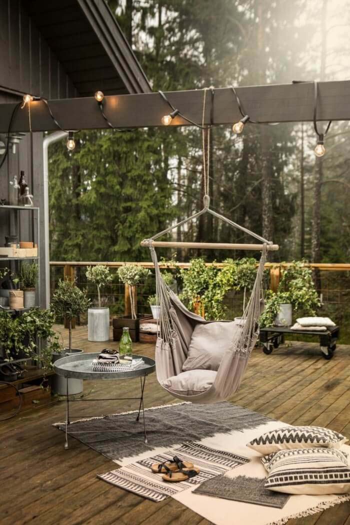 Relaxing Outdoor Living Spaces with a Hammock Swing #outdoorlivingspaces #decorhomeideas