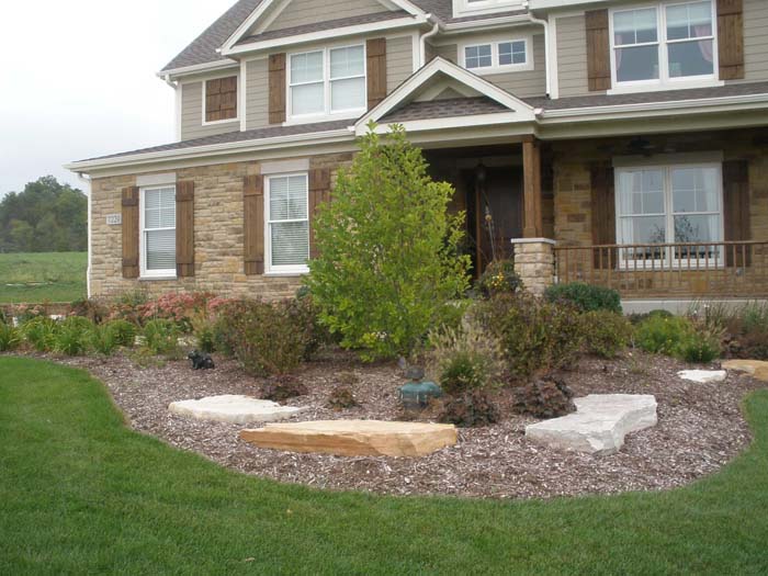 Round Shaped Mulch Area With Large Flagstones #rocksr #mulch #landscaping #decorhomeideas