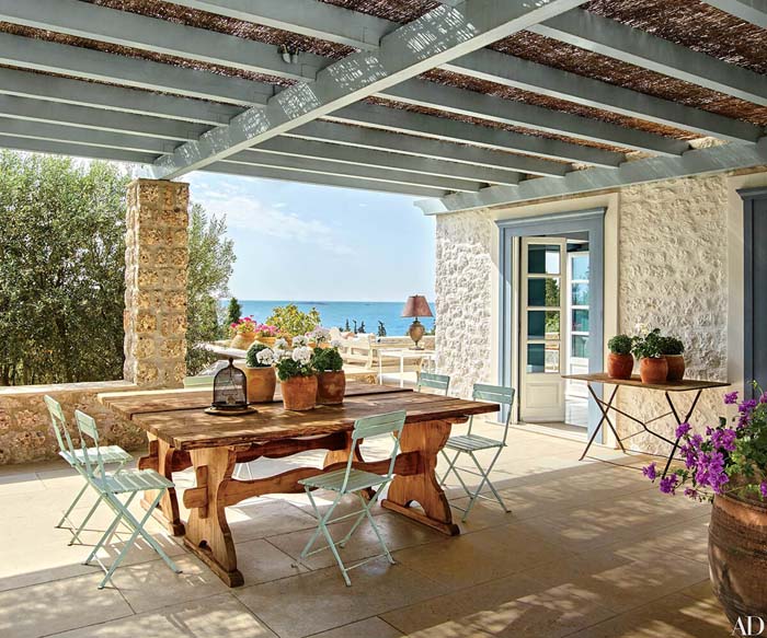 Rustic Table and Chairs with an Ocean View #outdoorlivingspaces #decorhomeideas