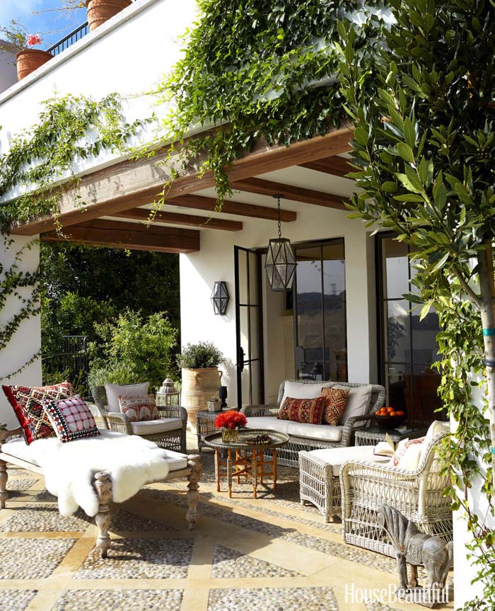 Shady Porch with Moroccan Prints #outdoorlivingspaces #decorhomeideas