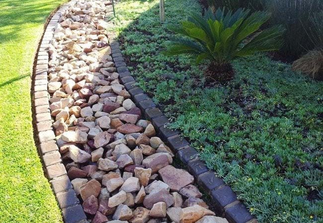 Simple French Drain #drainage #frontyard #landscaping #decorhomeideas