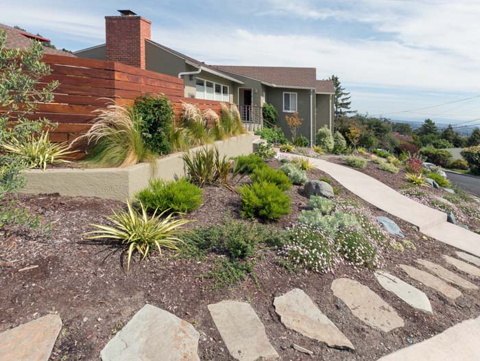 Sloped Front Yard Landscaping #rocksr #mulch #landscaping #decorhomeideas