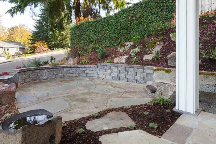 Sloped Yard With Rocks #rocksr #mulch #landscaping #decorhomeideas