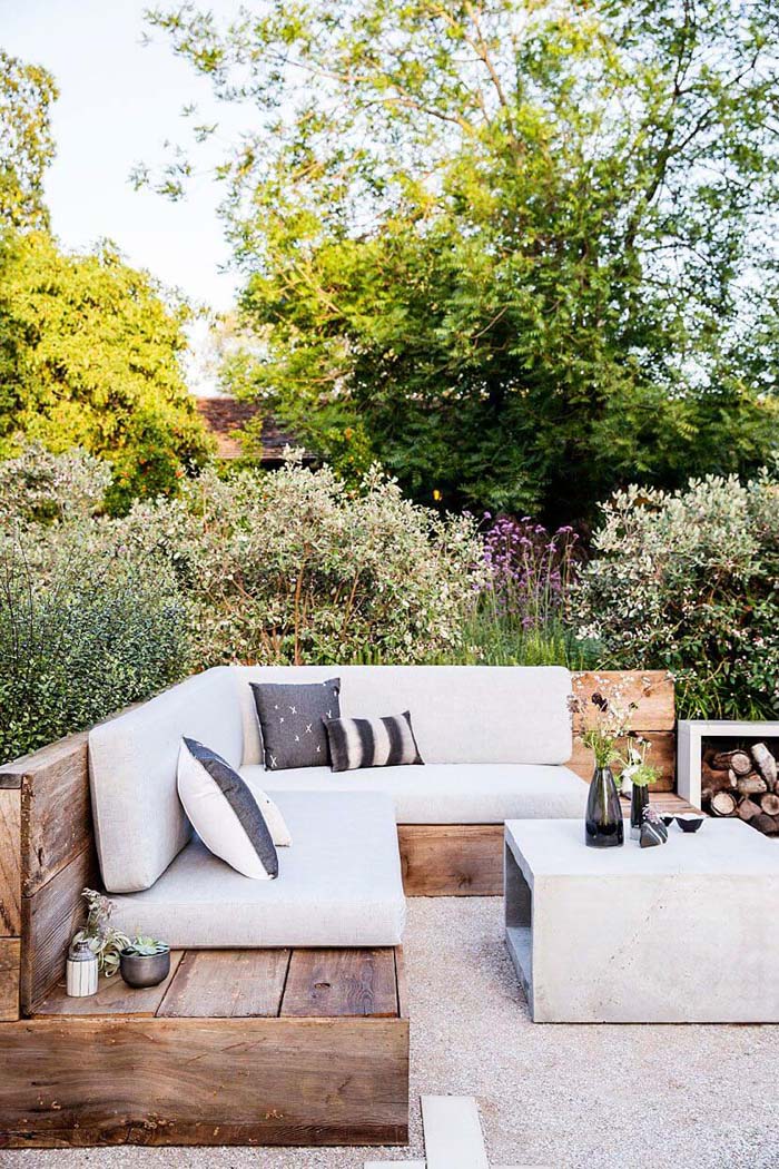 Understated Black and White Outdoor Arrangement #outdoorlivingspaces #decorhomeideas