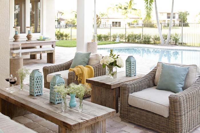 Vintage Look Wicker Furniture with Muted Accents #outdoorlivingspaces #decorhomeideas