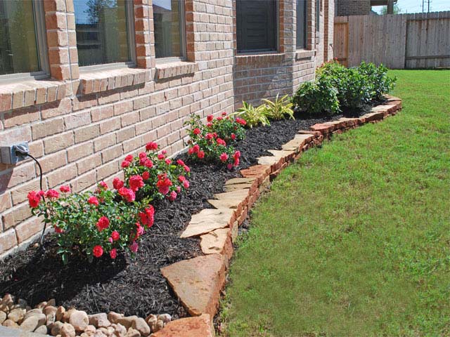 Black Mulch in a Raised Garden Bed #blackmulch #landscaping #decorhomeideas