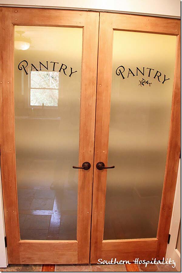 Boldly Label Your Pantry Door #pantrydoor #decorhomeideas