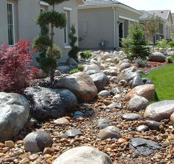 Build a Dry River Bed Around Boulders #dryriverbed #drycreek #decorhomeideas