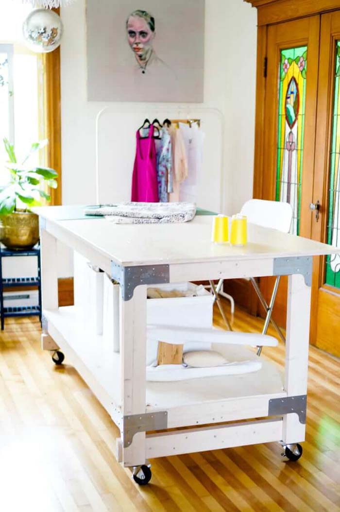 Counter Height Wooden Cutting Table on Wheels #diy #crafttables #desks #decorhomeideas