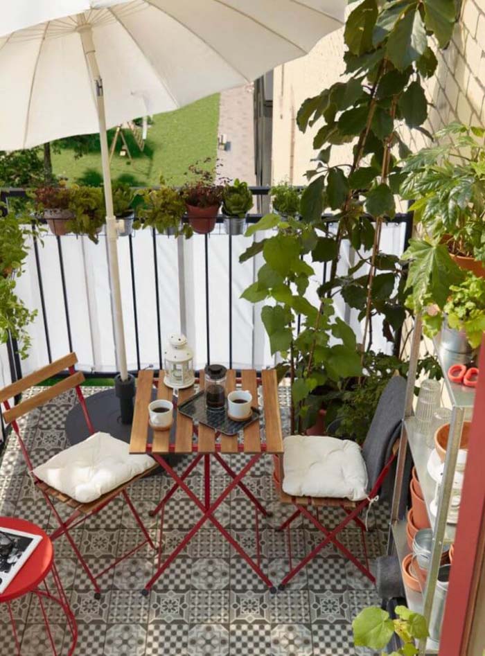 Cover Your Patio with a Tilted Umbrella #coveredpatio #pergola #decorhomeideas