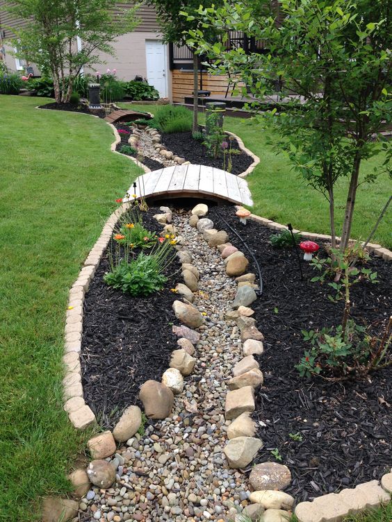 Creek Bed in Black Mulch #dryriverbed #drycreek #decorhomeideas