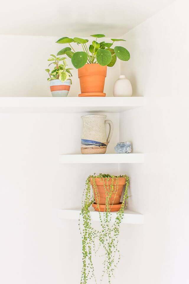 Crisp and Clean White Corner Floating Shelves #floatingshelf #organization #decorhomeideas