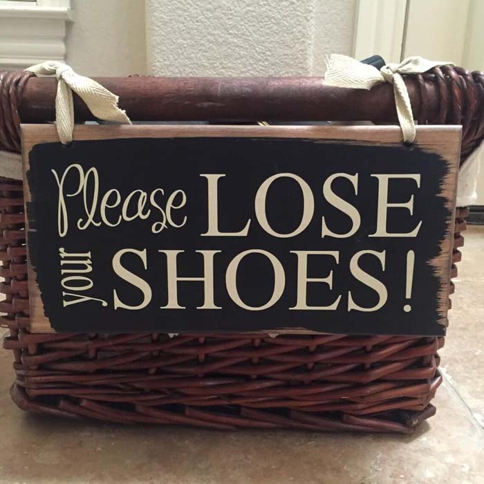 Dark Basket with Reminder Sign #entrywayshoestorage #decorhomeideas