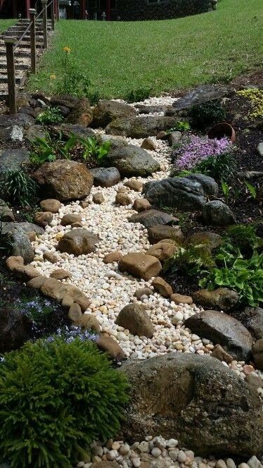 Dry Creek Bed With Obstructions #dryriverbed #drycreek #decorhomeideas