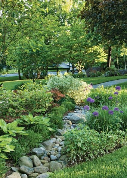 Dry River Bed With Large Rocks #dryriverbed #drycreek #decorhomeideas