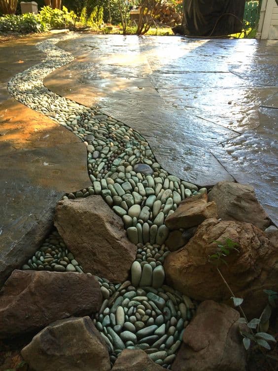 Dry Riverbed in a Patio #dryriverbed #drycreek #decorhomeideas