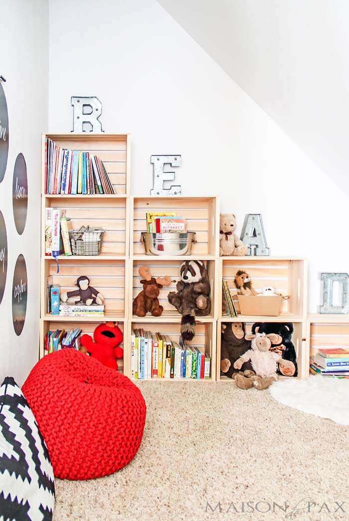 Easy DIY Playroom Stepped Crate Bookshelf #diybookshelf #decorhomeideas