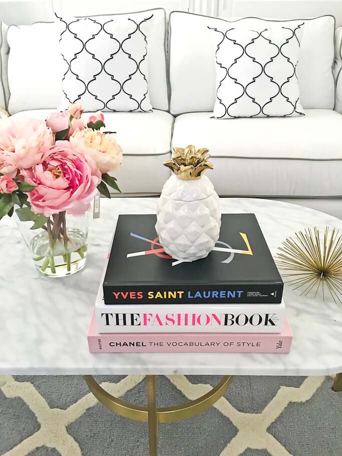 Fashion-friendly Marble-topped Coffee Table with Touches of Gold #coffeetabledecor #decorhomeideas