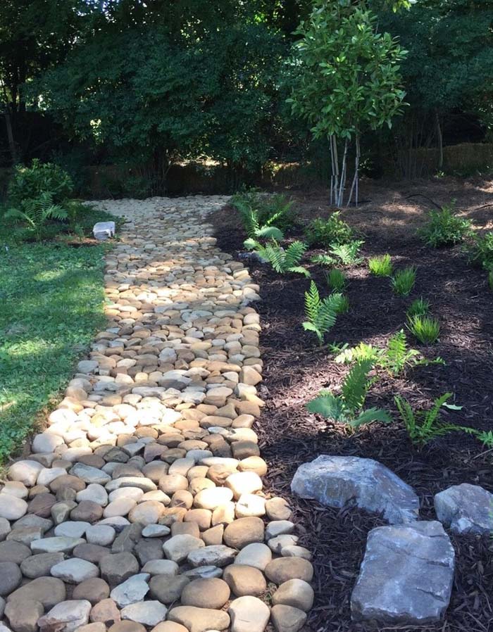 Garden Walkway Black Mulch Landscaping #blackmulch #landscaping #decorhomeideas