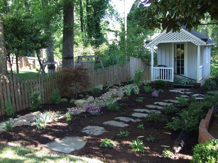 Mulch Beds Wick Away Rain #blackmulch #landscaping #decorhomeideas