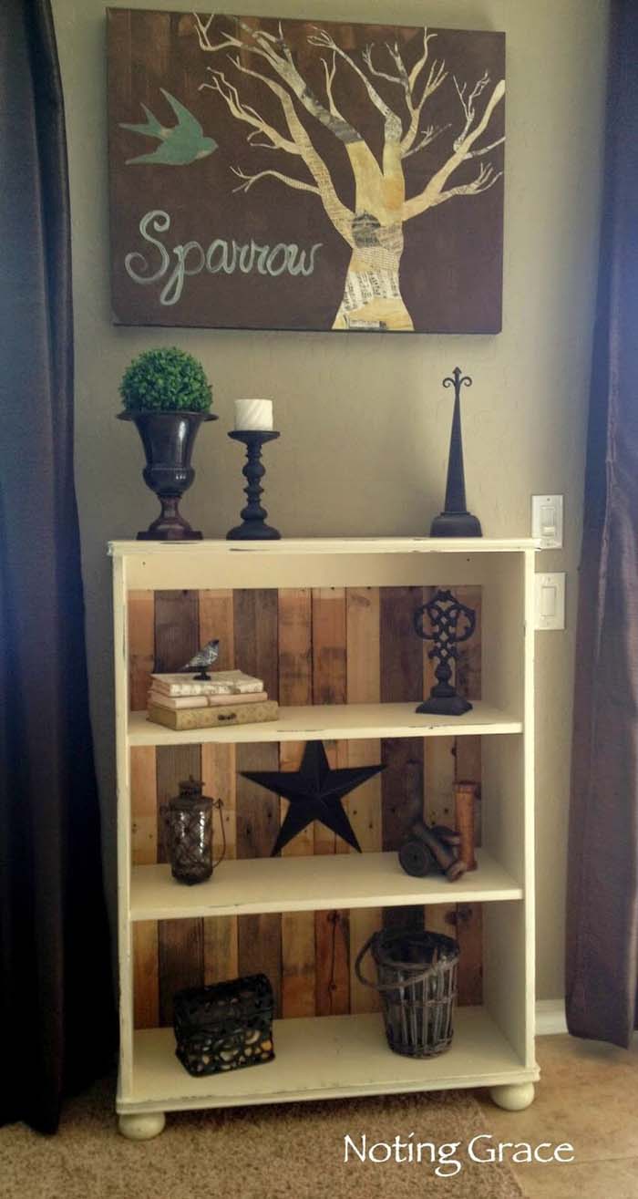 Recycled Pallet Bookshelf with Stained Back Detail #diybookshelf #decorhomeideas