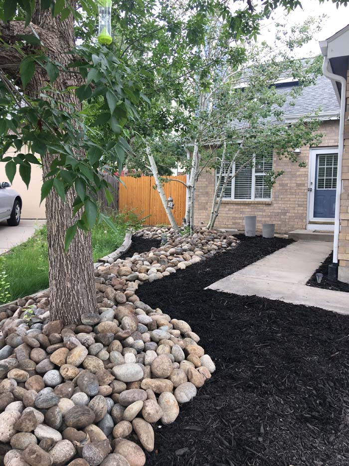 Set Boundaries #blackmulch #landscaping #decorhomeideas