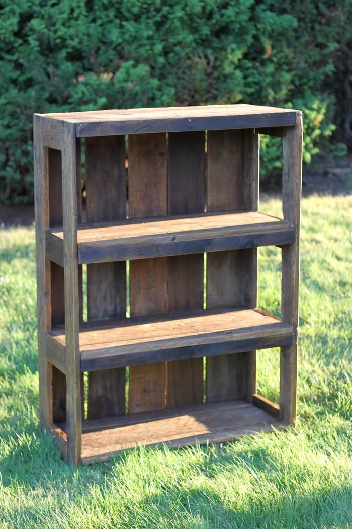 Simple Rustic Recycled Pallet DIY Bookshelf Design #diybookshelf #decorhomeideas