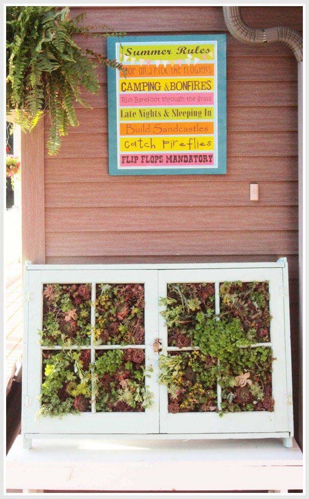 Upcycled Vertical Succulent Window Garden #oldwindows #repurpose #decorhomeideas