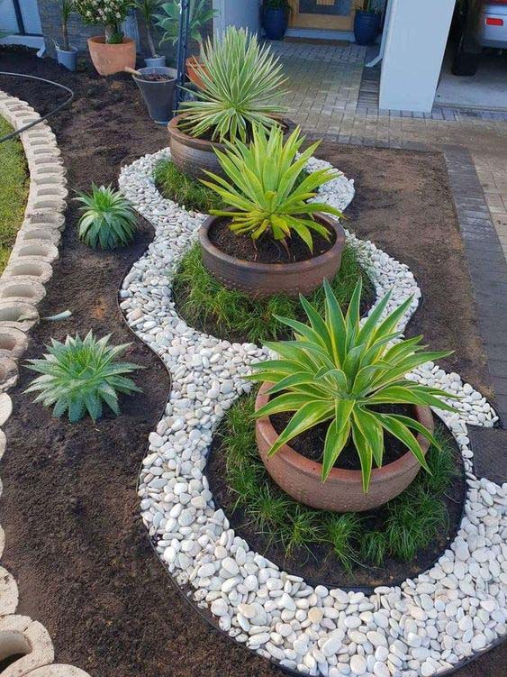 Use Black Mulch as A Decorative Element #blackmulch #landscaping #decorhomeideas