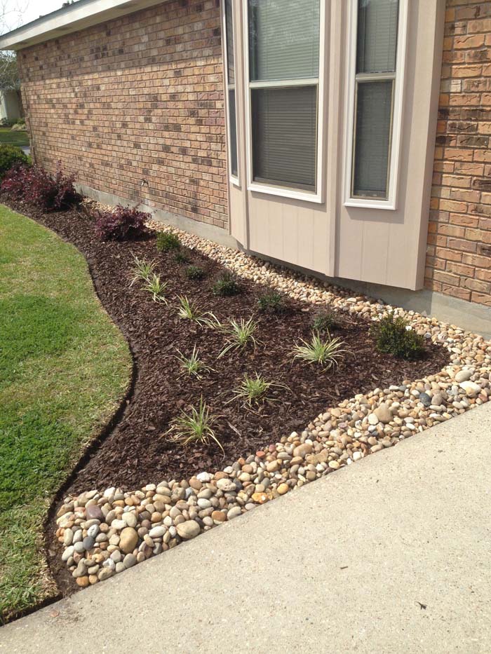 Use Black Mulch to Identify the Garden Bed #blackmulch #landscaping #decorhomeideas