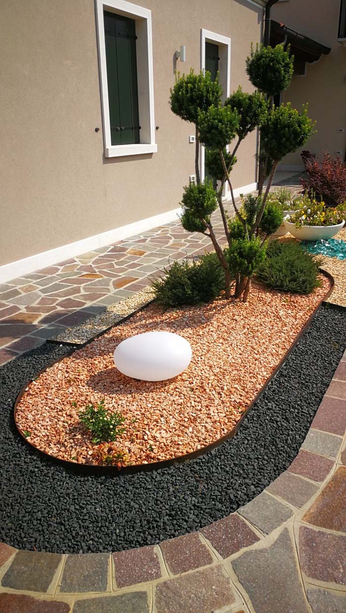 Use Mulch as a Colorful Element #blackmulch #landscaping #decorhomeideas