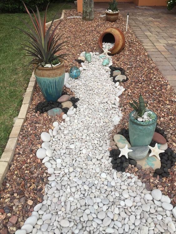 Using Succulents in an Ornamental Dry Creek Bed #dryriverbed #drycreek #decorhomeideas