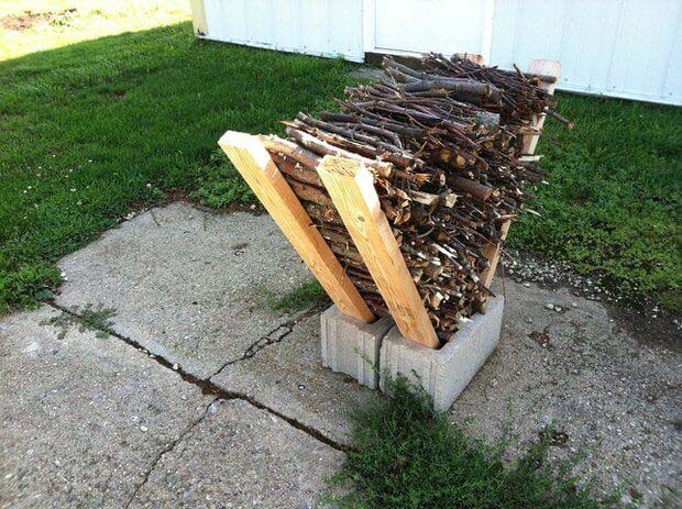 A V-Shaped Wood Rack Stabilized with Cinderblocks #decorhomeideas