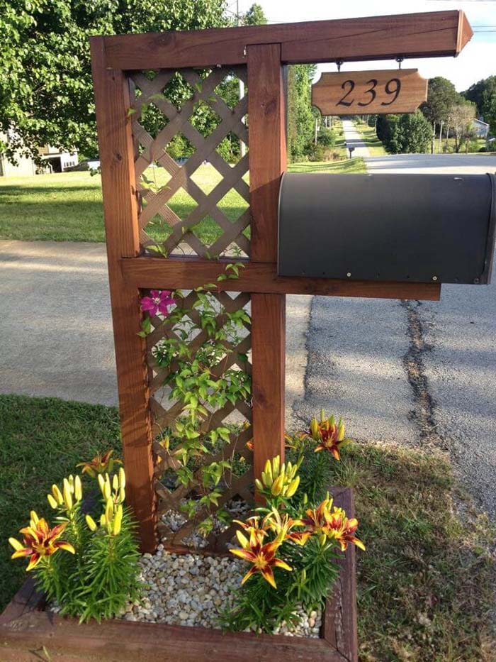 Climbing Flowers on a Lattice #decorhomeideas