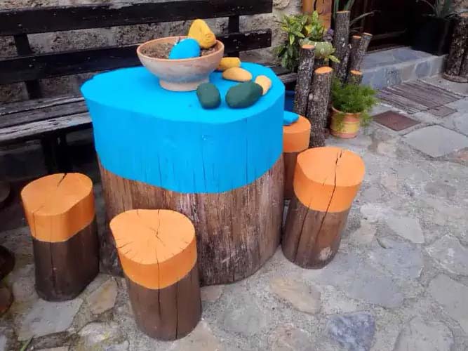Colorful Stumps Table and Stools #decorhomeideas