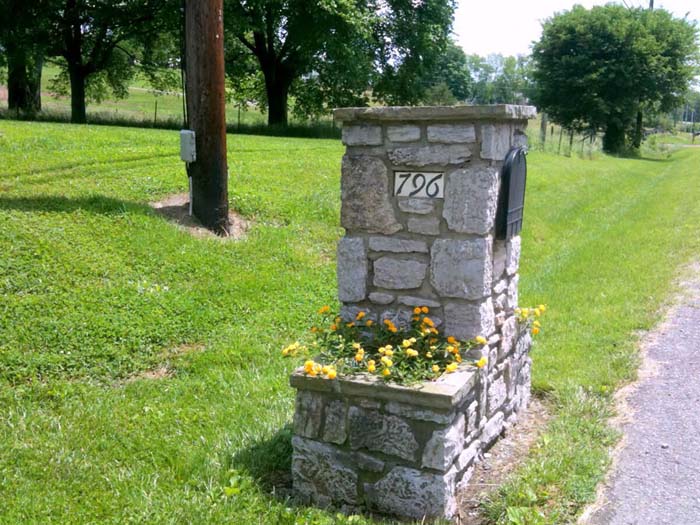 Cottage Style Mailbox for a Country Lane #decorhomeideas