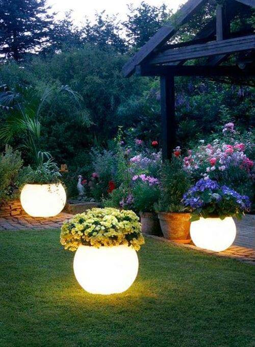 Easy Homemade Glowing Garden Planters #decorhomeideas