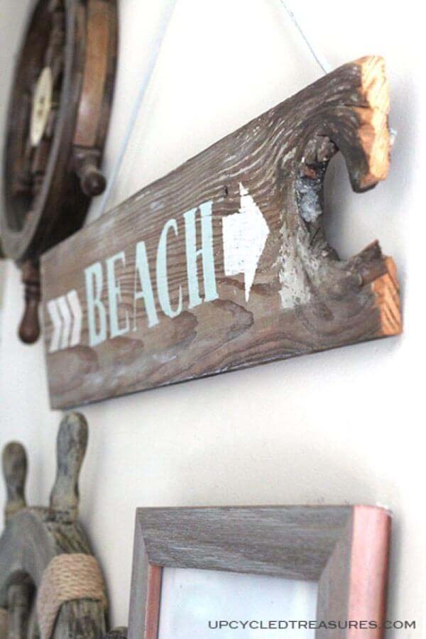 Find the Beach with this Driftwood Sign #decorhomeideas