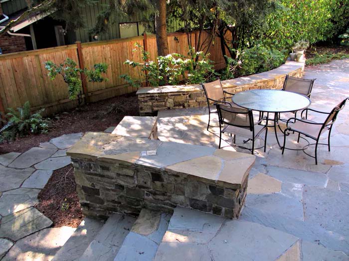 Flagstone Patio and Wall Seating #decorhomeideas