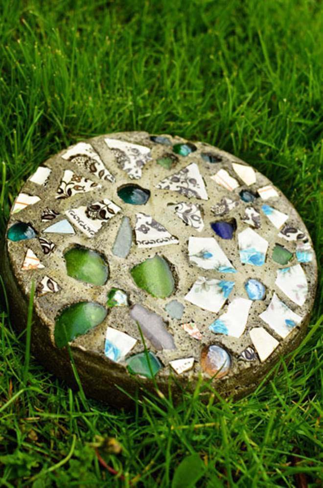 Homemade Mosaic Garden Stepping Stones #decorhomeideas