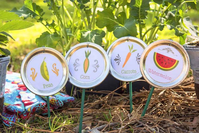 Mason Jar Lid Garden Stakes #decorhomeideas