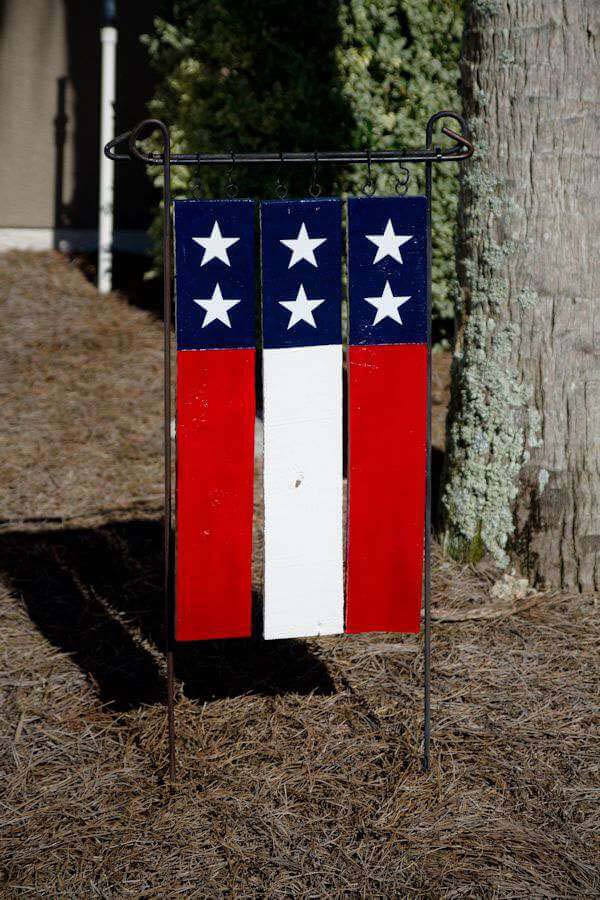 Patriotic DIY Pallet Garden Flag #decorhomeideas