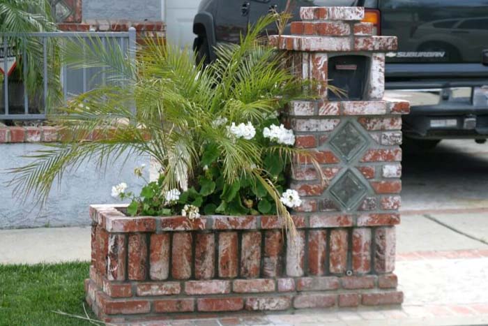 Sturdy Brick Mailbox and Planter #decorhomeideas