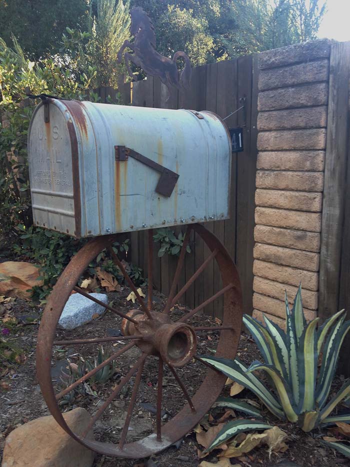 Vintage Western Style with a Wagon Wheel #decorhomeideas