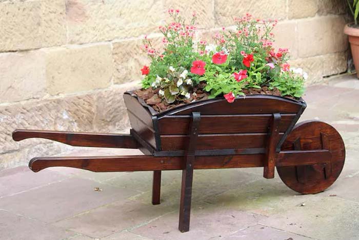 A Mahogany Wheelbarrow Planter for a Patio #decorhomeideas