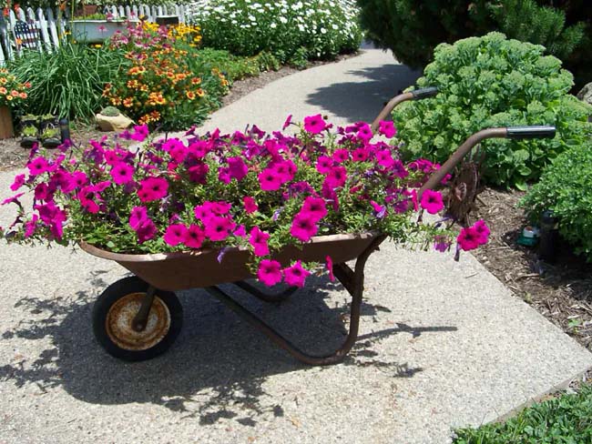 A Rustic Wheelbarrow Planter with Pink Blooms #decorhomeideas